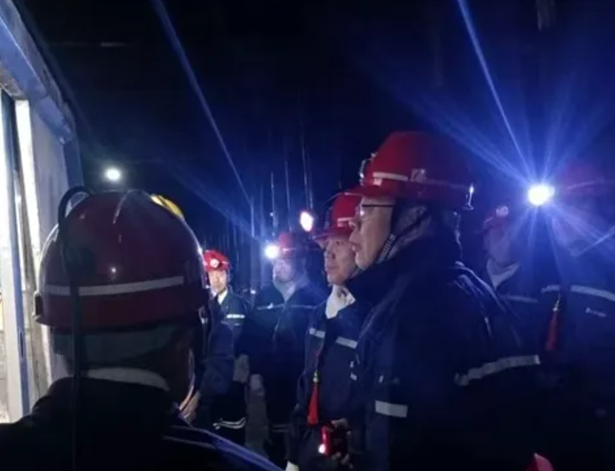 山西省委常委、常务副省长董晓宇在吕梁市煤矿井下一线检查安全生产工作。